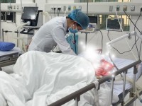 Sau phẫu thuật cấp cứu các bệnh nhân tiếp tục được điều trị tích cực