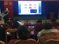 Cán bộ Bệnh viện đa khoa tỉnh Cao Bằng hướng dẫn cách phân loại chất thải y tế tại cuộc họp.