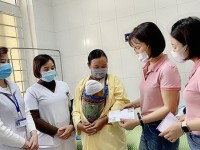 Nhóm Bồ đề tâm trao tiền hỗ trợ chuyển tuyến cho cháu bé có hoàn cảnh khó khăn tại Khoa Nhi