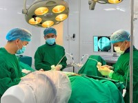 Các bác sĩ tiến hành xác định vị trí tổn thương của đốt sống dưới sự hỗ trợ của máy chụp X-quang C-Arm để tiến hành làm thủ thuật bơm cement sinh học.