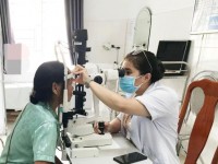 Bệnh viện Đa khoa tỉnh Cao Bằng tổ chức khám sàng lọc và phẫu thuật Phaco cho người bệnh đục thủy tinh thể.