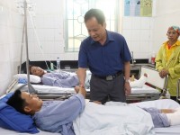 Phó chủ tịch HĐND tỉnh Nông Thanh Tùng thăm tặng quà các nặn nhân của vụ sạt lở tại xã Yên Lạc