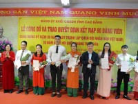 11 đảng viên mới của  Bệnh viện đa khoa tỉnh được kết nạp đảng viên tại địa chỉ đỏ.