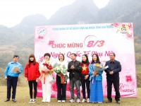 Ban chấp hành công đoàn tặng hoa nhân dịp Ngày quốc tế Phụ nữ 8.3