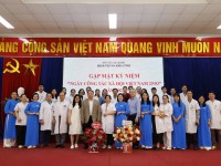 Ban giám đốc Bệnh viện tặng hoa chụp ảnh lưu niệm với đội ngũ viên chức làm công tác xã hội của Bệnh viện