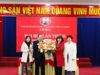 TS.BS Lý Thị Bạch Như – Bí thư Đảng ủy, Giám đốc Bệnh viện tặng hoa chúc mừng Ban chi ủy mới của chi bộ 1.