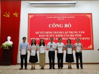 Đồng chí Nông Tuấn Phong - Giám đốc Sở Y tế trao Quyết định thành lập Trung tâm Bảo vệ sức khỏe cán bộ tỉnh cho đồng chí Lục Thị Hiệp – Phó Giám đốc BVĐK tỉnh cùng các viên chức Trung tâm.