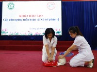 Học viên lớp tập huấn thực hành cấp cứu ngừng tuần hoàn.