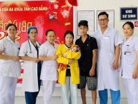 Hình ảnh: Các em bé sinh non tại Bệnh viện đa khoa tỉnh được xuất viện trong vòng tay yêu thương của tập thể nhân viên y tế và gia đình.