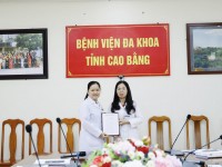 BSCKII Lục Thị Hiệp – Phó Bí thư Đảng uỷ, Phó Giám đốc Bệnh viện trao quyết định bổ nhiệm lại cho bác sỹ Nông Thị Lan.