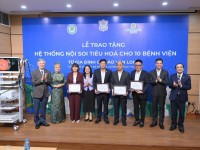 Gia đình giáo sư Đào Văn Long tặng thiết bị nội soi cho các đơn vị y tế cơ sở (TS  Lý Thị Bạch Như   Giám đốc Bệnh viện đa khoa tỉnh Cao Bằng đứng thứ 3 từ trái sang tại buổi trao tặng)