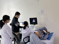 ĐÀOn công tác Bệnh viện Bạch Mai khảo sát thực tế kỹ thuật siêu âm tim tại khoa Thăm dò chức năng.