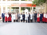 Đại biểu 2 phía chụp ảnh lưu niệm tại Bệnh viện Đa khoa tỉnh Cao Bằng.