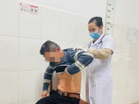 Bác sỹ Phòng khám da liễu - Bệnh viện đa khoa tỉnh khám cho bệnh nhân nổi mẩn ngứa sau khi tiêm kháng sinh.