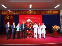 Đồng chí Bí thư Tỉnh ủy và đoàn công tác đã tặng hoa chúc mừng tập thể viên chức, người lao động Bệnh viện Đa khoa tỉnh nhân Ngày Thầy thuốc Việt Nam 27/2