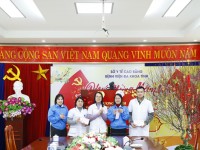 BCH công đoàn cơ sở Bệnh viện trao quà cho các đoàn viên có hoàn cảnh khó khăn.