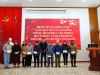 BCH Hội Chữ thập đỏ Bệnh viện trao quà cho các hộ gia đình có hoàn cảnh khó khăn.