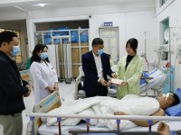 Đồng chí Nông Văn Thánh - Phó Giám đốc Sở Y tế trao tặng các phần quà cho bệnh nhân điều trị tại viện nhân dịp tết Nguyên đán Bính Ngọ 2026.