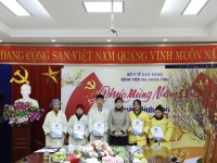 Đồng chí Nguyễn Thị Thanh Oanh, Phó Giám đốc Bảo hiểm xã hội tỉnh Cao Bằng tặng quà cho các bệnh nhân có hoàn cảnh khó khăn