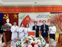 Đồng chí Bế Thanh Tịnh, Phó Bí thư Thường trực Tỉnh ủy, Chủ tịch HĐND thăm tặng quà, động viên nhân viên y tế Bệnh viện đa khoa tỉnh