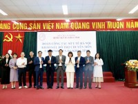 Đoàn công tác chụp ảnh lưu niệm tại Bệnh viện Đa khoa tỉnh Cao Bằng.