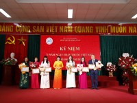 TS.BS Lý Thị Bạch Như – Bí thư Đảng ủy bộ phận, Giám đốc Bệnh viện trao Giấy khen cho các tập thể, cá nhân có thành tích xuất sắc trong phong trào thi đua “Đoàn kết – Kỷ cương – Đổi mới – Sáng tạo – Ngành Y tế đột phá chiến lược trong bảo vệ, chăm sóc và