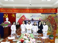 Ban giám đốc Bệnh viện trao quyết định cho các viên chức được bổ nhiệm
