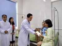 Chủ tịch UBND tỉnh Lê Hải Hòa thăm, tặng quà bệnh nhi tại Bệnh viện đa khoa tỉnh Cao Bằng nhân Ngày Quốc tế Thiếu nhi 1/6