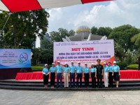 Đại biểu tham dự Lễ mít tinh vào sáng 29/5, tại sân Vườn hoa trung tâm phường Thục Phán do Sở Y tế phối hợp với các cơ quan, đơn vị liên quan tổ chức.