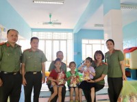 Thăm hỏi, tặng quà bệnh nhi nhân kỷ niệm 59 năm Ngày truyền thống lực lượng Thanh tra CAND