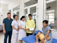 Hội chữ thập đỏ cơ sở Bệnh viện đa khoa tỉnh Cao Bằng thăm hỏi, hỗ trợ bệnh nhi có hoàn cảnh khó khăn