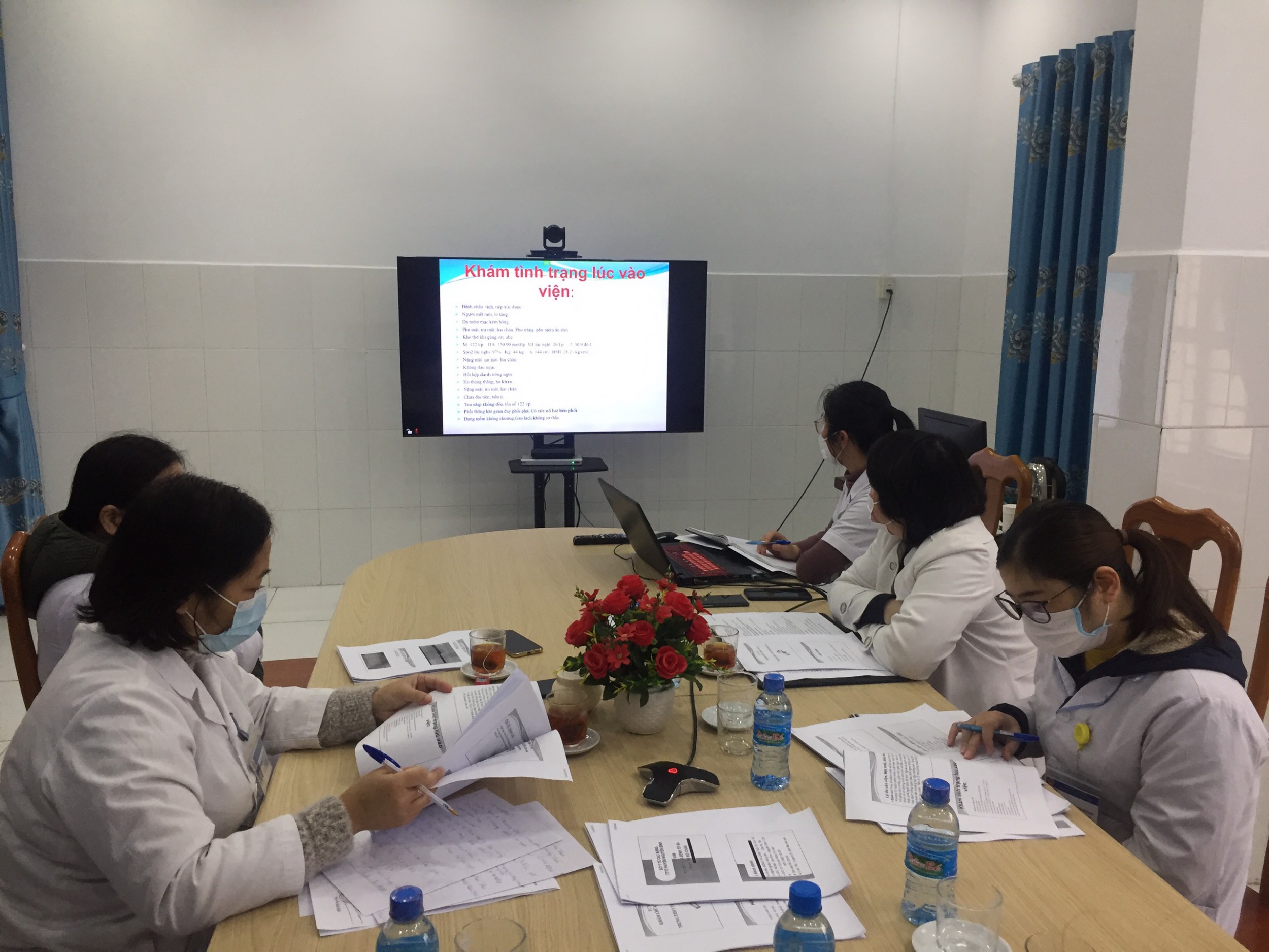 Hội đồng chuyên môn Bệnh viện đa khoa tỉnh thảo luân các ca bệnh được đưa đến từ các TTYT tuyến dưới