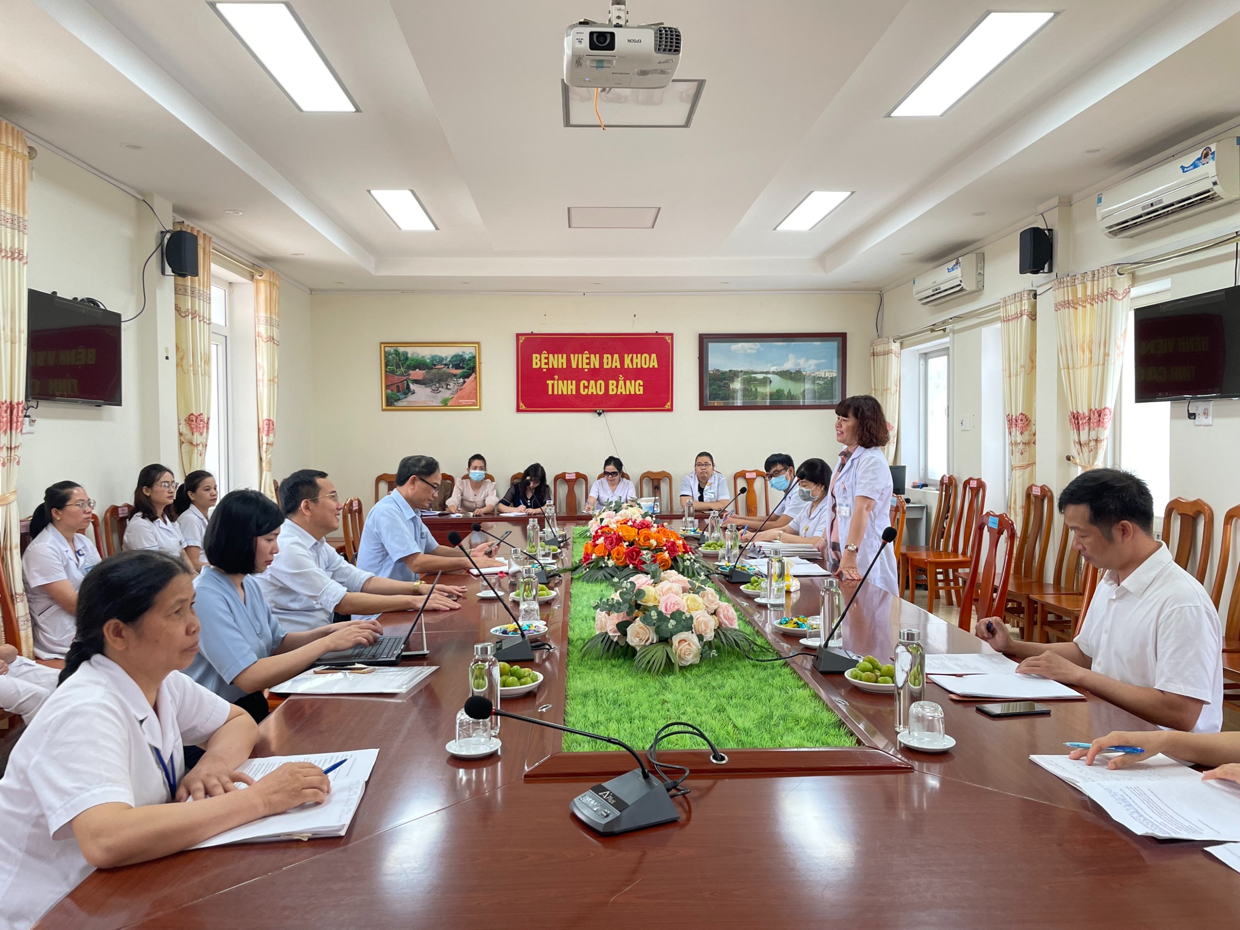 Đoàn công tác của Bệnh viện Bệnh nhiệt đới Trung ương àm việc với Bệnh viện Đa khoa tỉnh Cao Bằng về chuyển giao kỹ thuật chẩn đoán, điều trị và quản lý bệnh nhân viêm gan B,C mạn tính