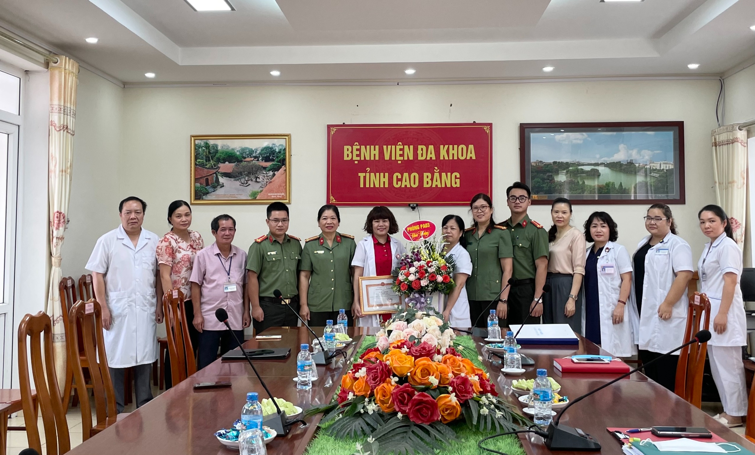 Tặng giấy khen cho cá nhân có thành tích xuất sắc trong phong trào toàn dân bảo vệ an ninh Tổ quốc.