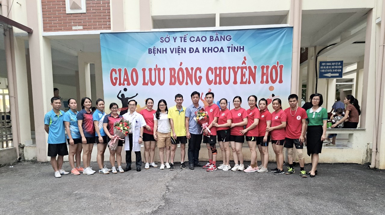 Giao hữu bóng chuyền hơi giữa Chi hội Điều  dưỡng Bệnh viện đa khoa tỉnh Cao Bằng và Chi hội Điều dưỡng Trung tâm Y tế thành phố Cao Bằng.