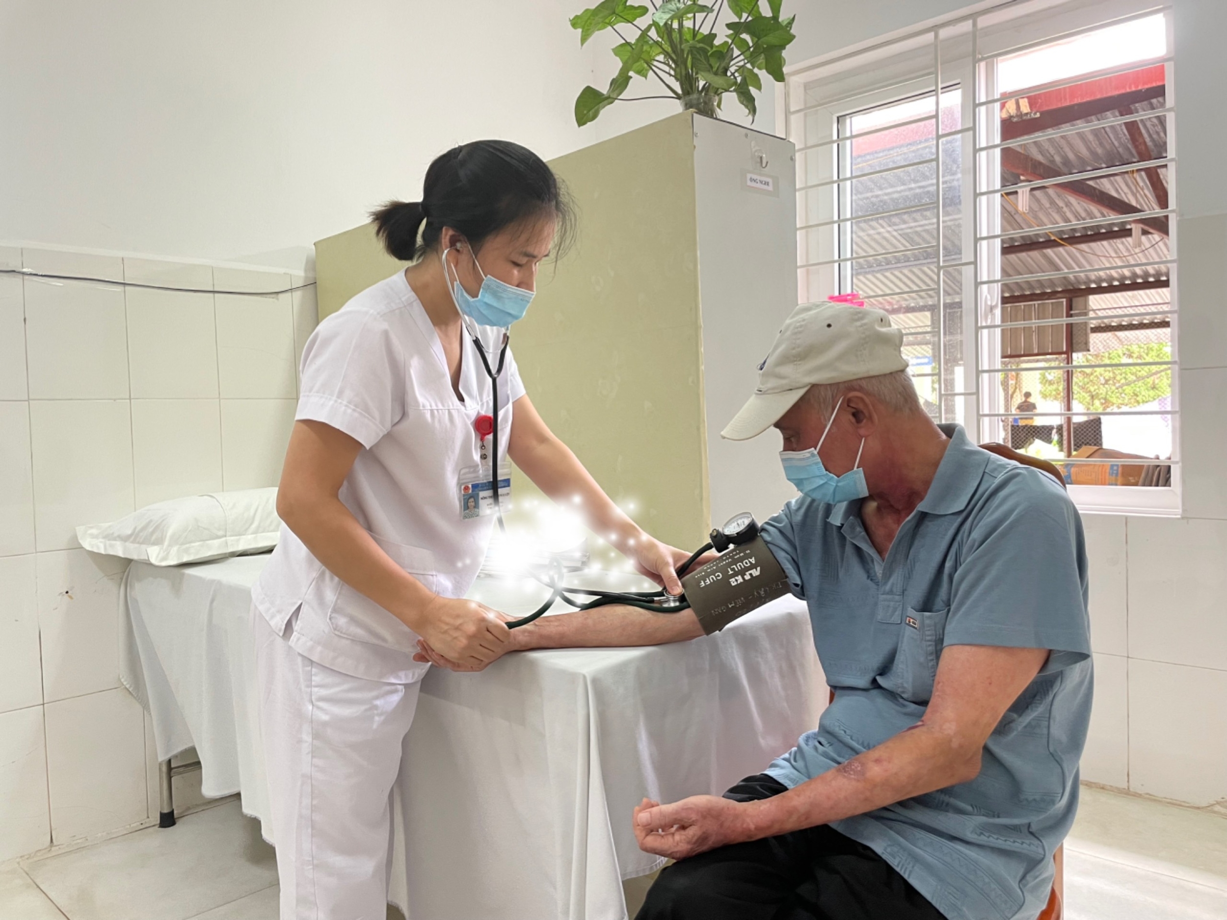 Phòng bệnh đường hô hấp cho người cao tuổi khi giao mùa.