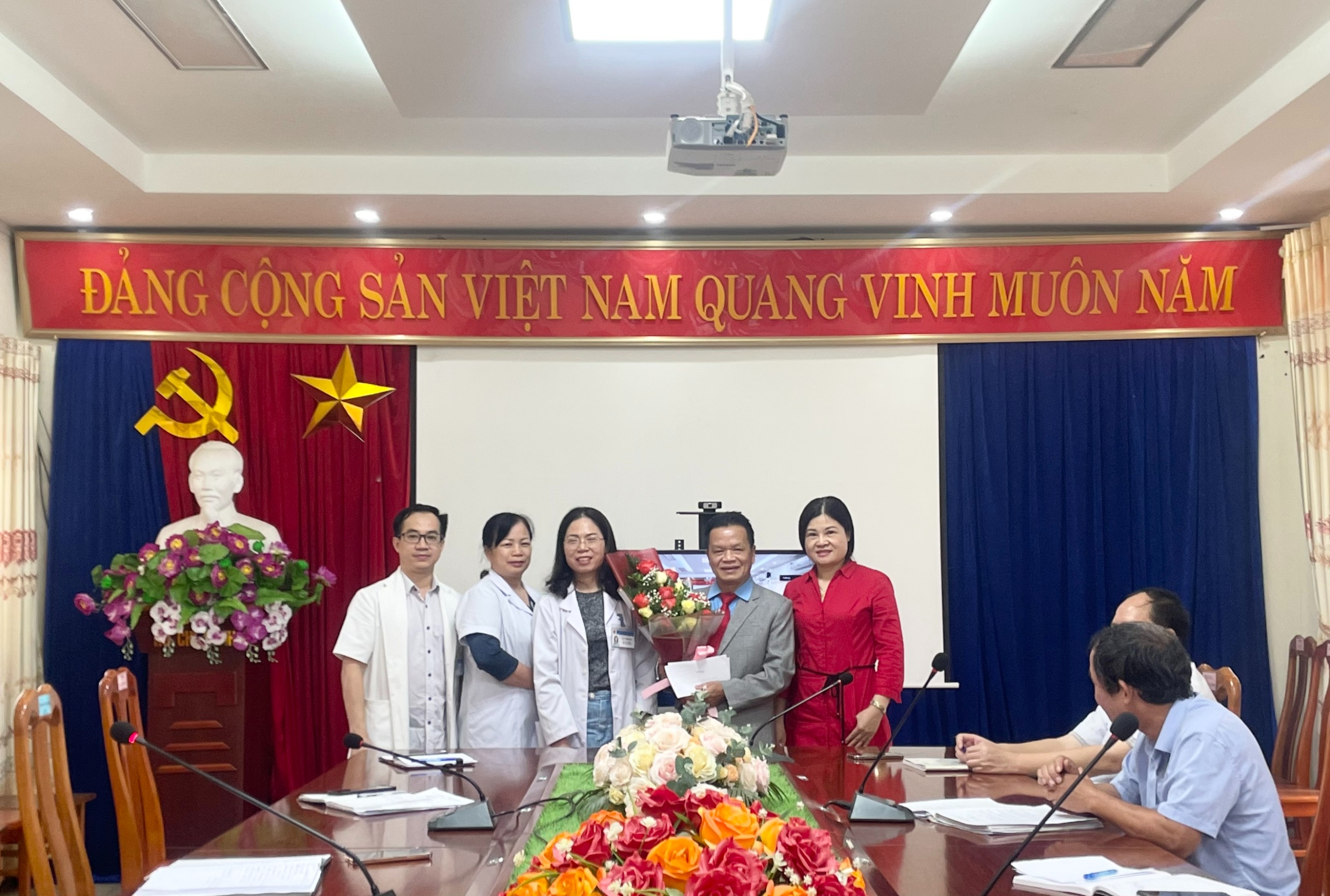 Lãnh đạo Bệnh viện tặng hoa chúc mừng đồng chí nông Quốc Huy đã hoàn thành xuất sắc nhiệm vụ.