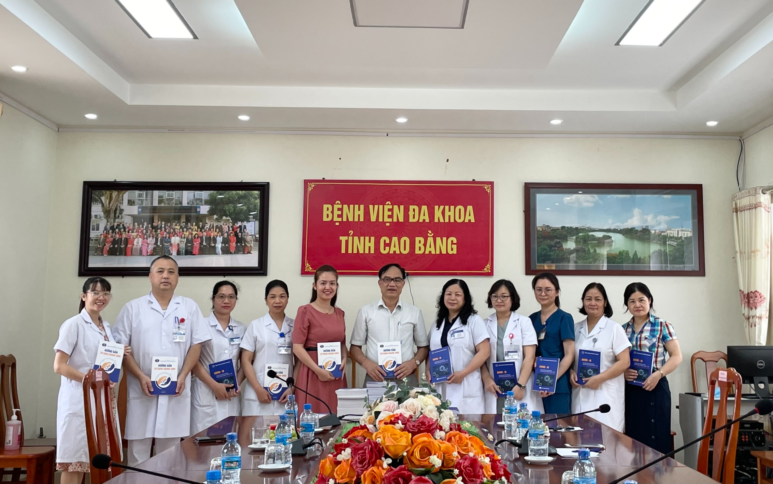 TS Nguyễn Tuấn Khanh, Phó viện trưởng Viện đào tạo và nghiên cứu Bệnh viện Nhiệt đới Trung Ương  tặng sách về điều trị Covid và Hướng dẫn sử dụng kháng sinh cho Bệnh viện đa khoa tỉnh Cao Bằng