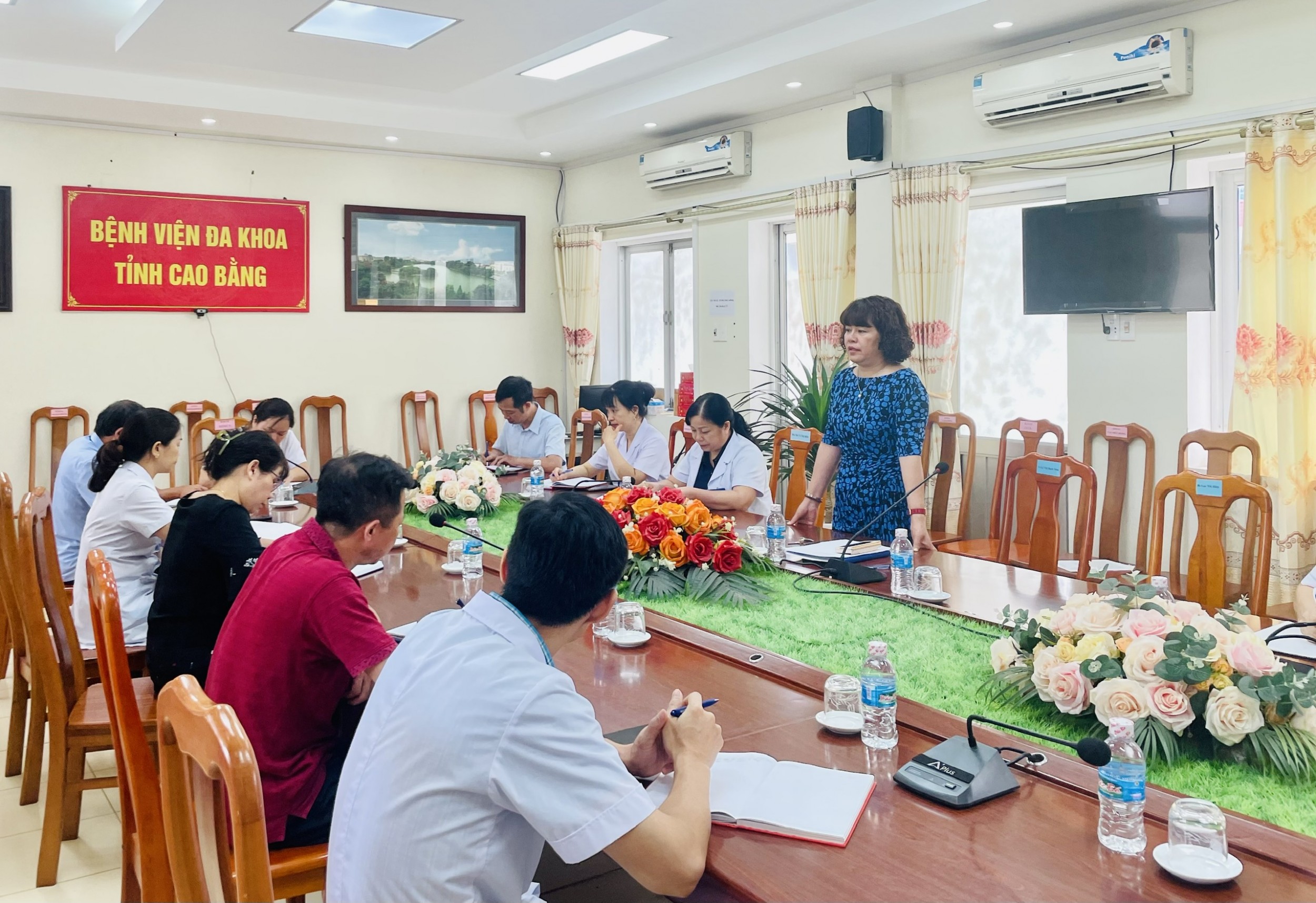 Đ/c Lý Thị Bạch Như - Bí thư Đảng bộ bộ phận, Giám đốc Bệnh viện phát biểu tại Hội nghị