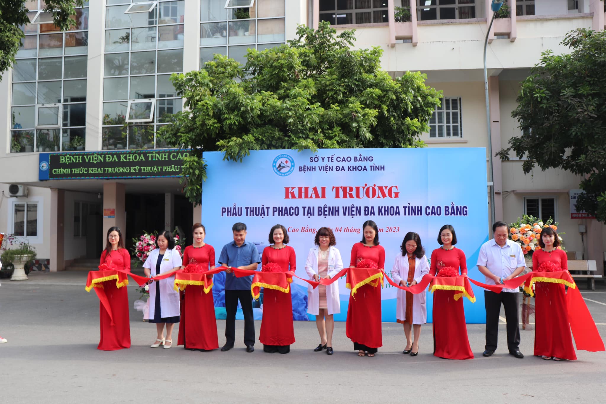 Các đại biểu cắt băng khai trương triển khai kỹ thuật phẫu thuật Phaco điều trị đục thủy tinh thể tại Bệnh viện đa khoa tỉnh Cao Bằng