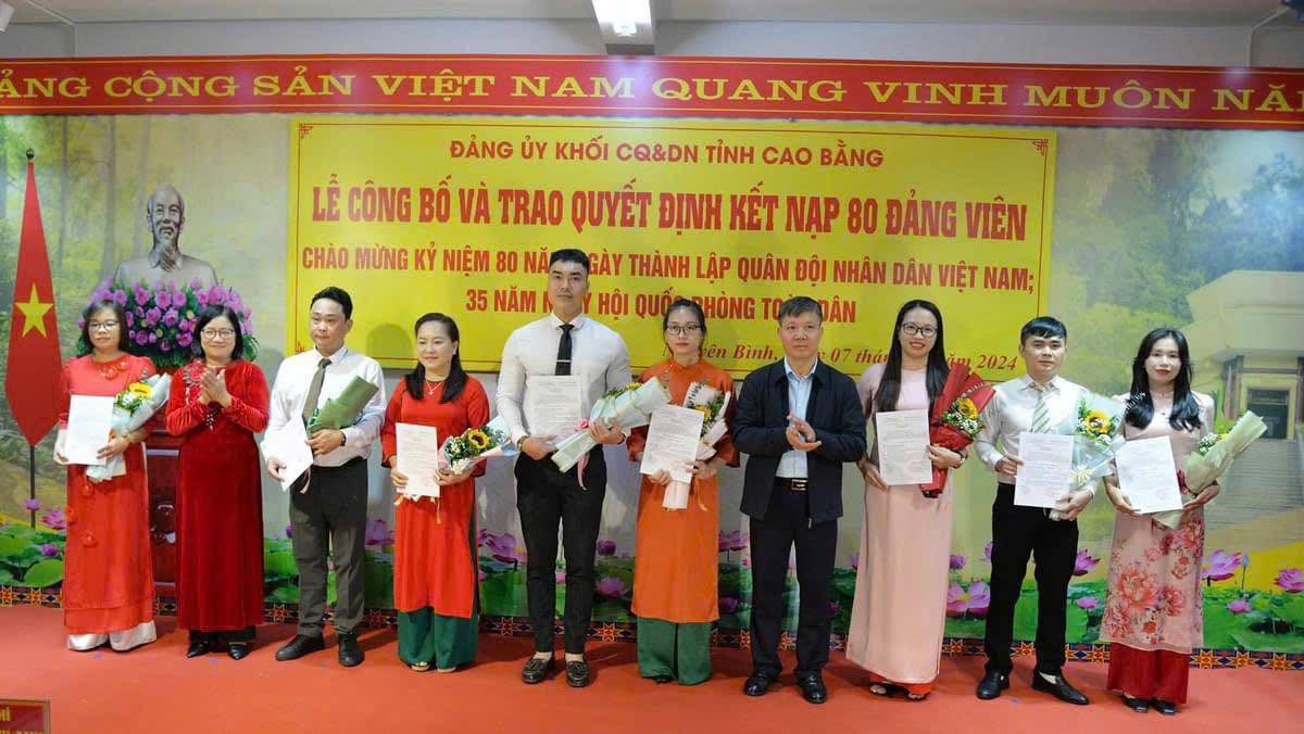 11 đảng viên mới của  Bệnh viện đa khoa tỉnh được kết nạp đảng viên tại địa chỉ đỏ.