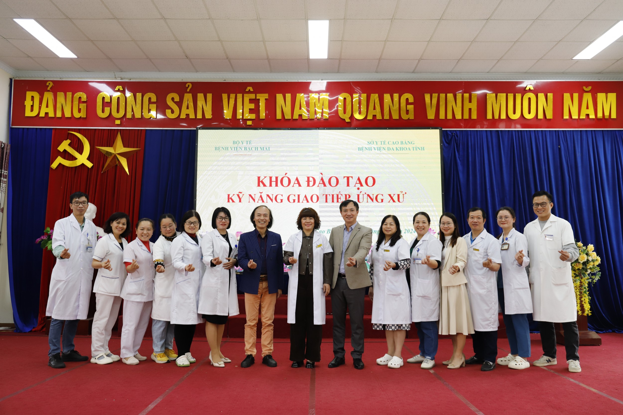 Lãnh đạo Bệnh viện, học viên lớp học chụp ảnh lưu niệm với các giảng viên của Bệnh viện Bạch Mai