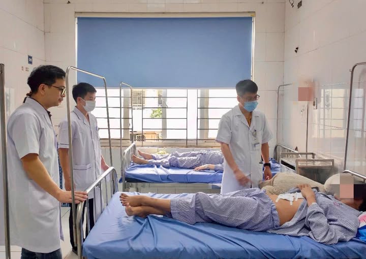 Ảnh: Bác sỹ Khoa Ngoại Tổng hợp thăm khám cho bệnh nhân sau phẫu thuật mổ ruột thừ