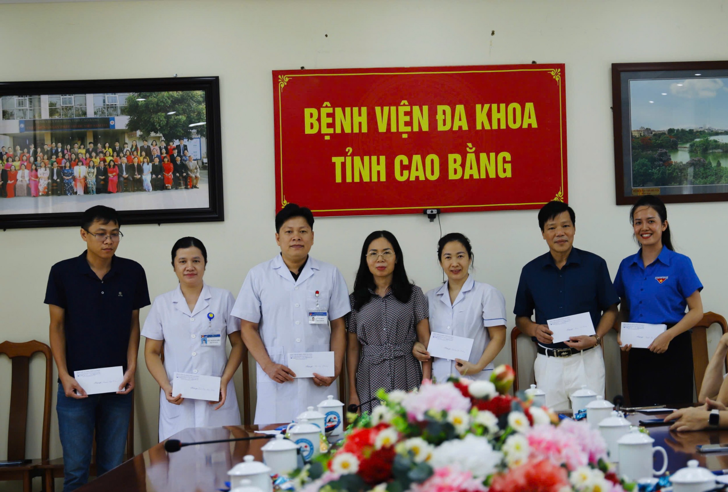 Đồng chí Lục Thị Hiệp – Phó Giám đốc Bệnh viện tặng quà cho các viên chức là con em thương binh liệt sỹ đang công tác tại Bệnh viện.