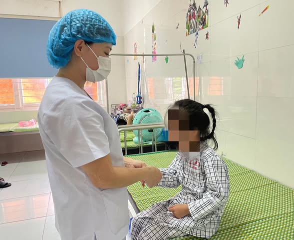 Bé tiếp tục được theo dõi tại khoa Tai mũi họng.