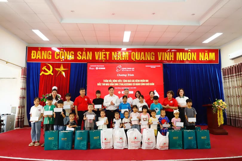 Tặng quà cho các cháu tan máu bẩm sinh tại BVĐK tỉnh