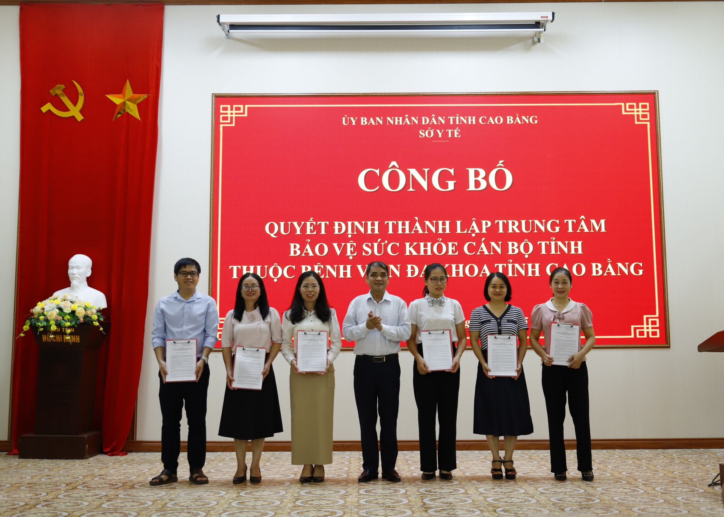 Đồng chí Nông Tuấn Phong - Giám đốc Sở Y tế trao Quyết định thành lập Trung tâm Bảo vệ sức khỏe cán bộ tỉnh cho đồng chí Lục Thị Hiệp – Phó Giám đốc BVĐK tỉnh cùng các viên chức Trung tâm.