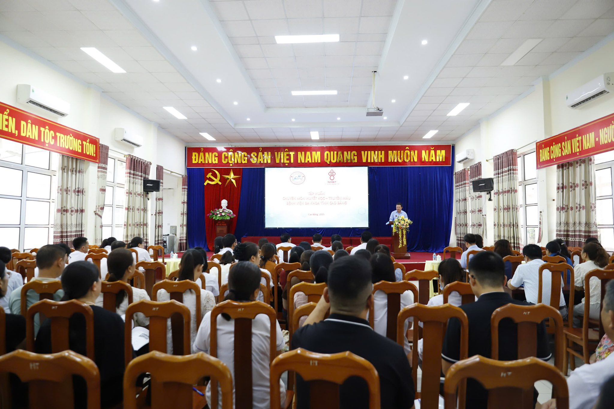Tập huấn chuyên môn Huyết học – Truyền máu cho 155 nhân viên y tế.