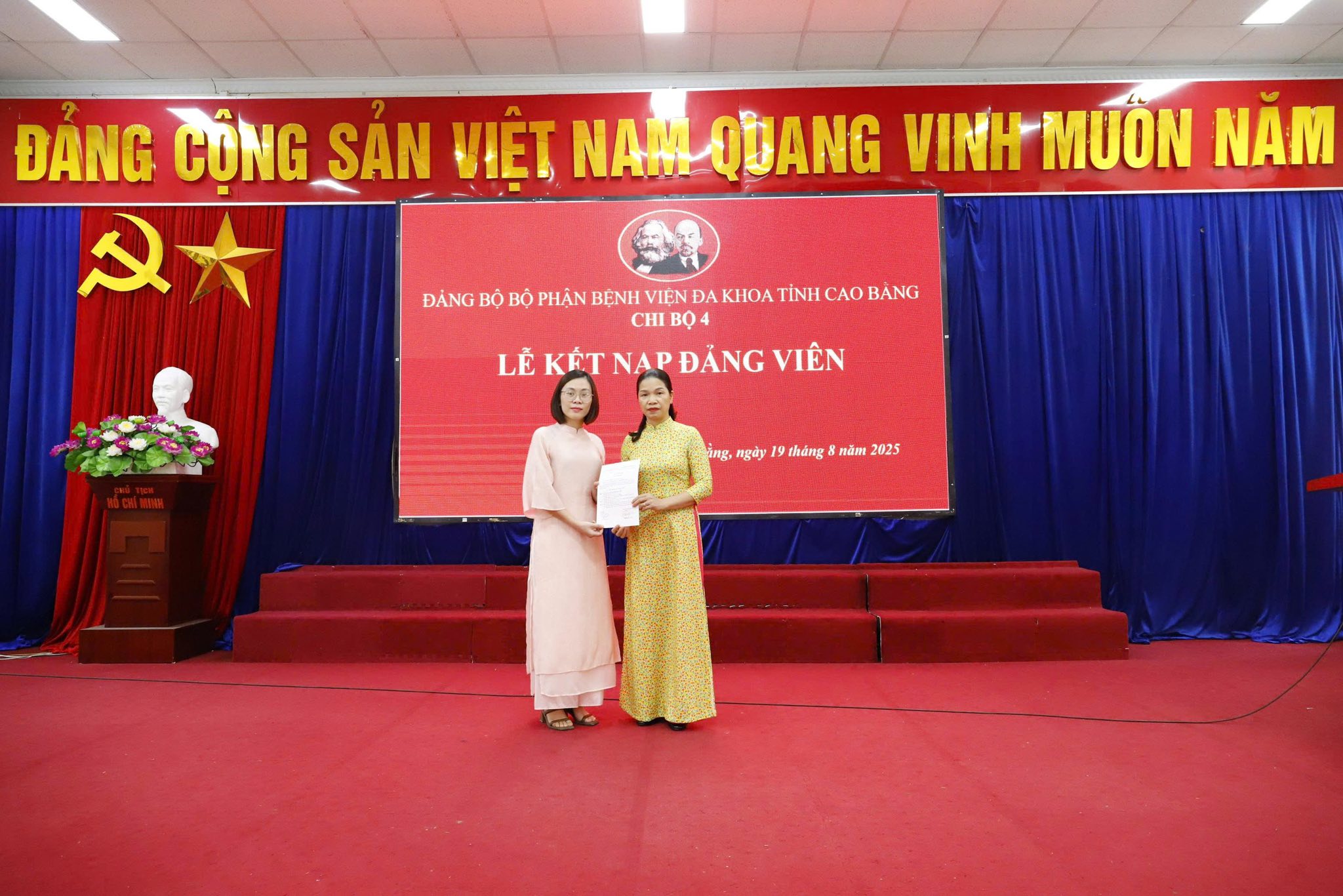 16 đảng viên mới được kết nạp tại 10 chi bộ Bệnh viện Đa khoa tỉnh Cao Bằng
