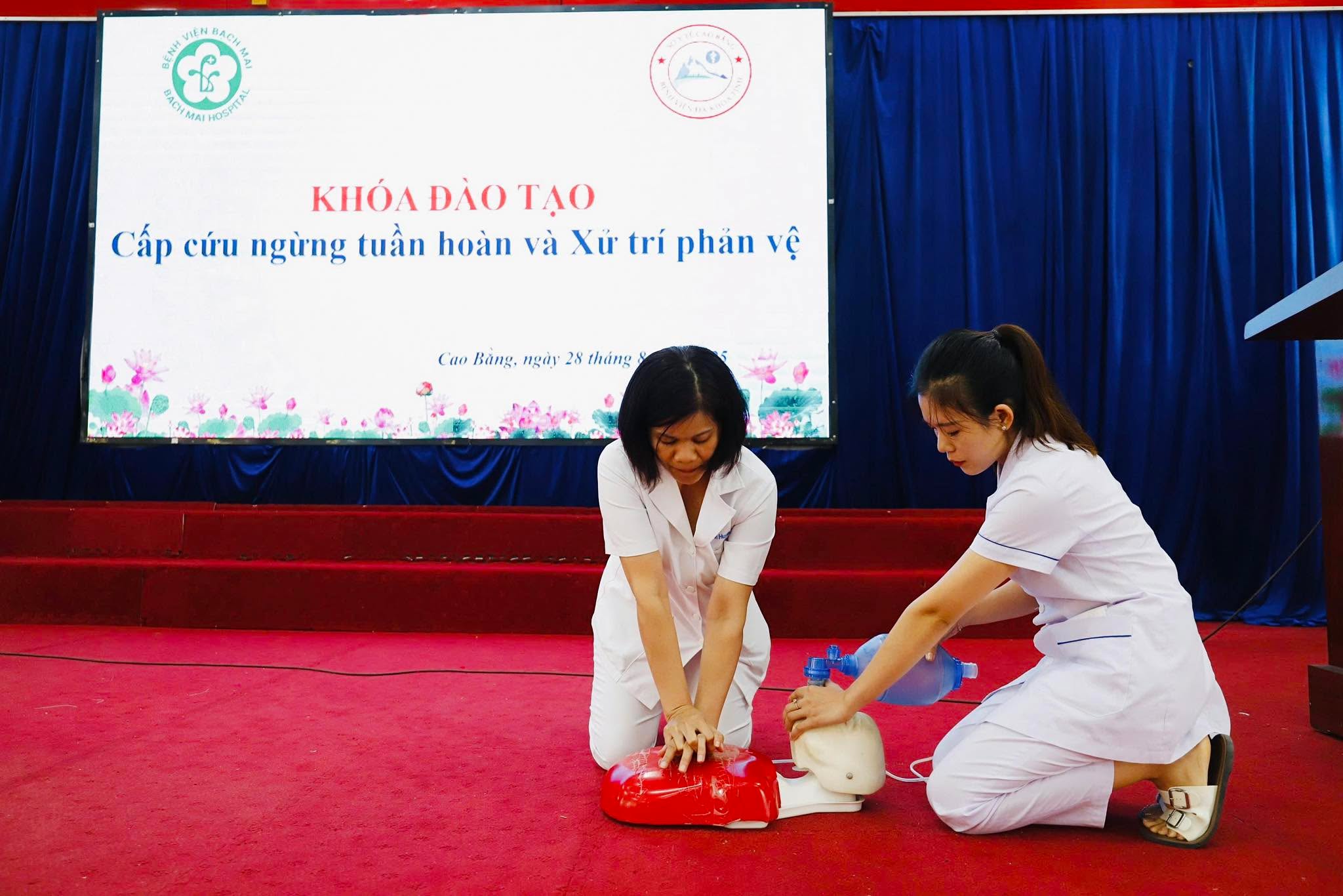 Bệnh viện đa khoa tỉnh Cao Bằng phối hợp với Bệnh viện Bạch Mai tổ chức tập huấn chuyên môn cho nhân viên y tế.